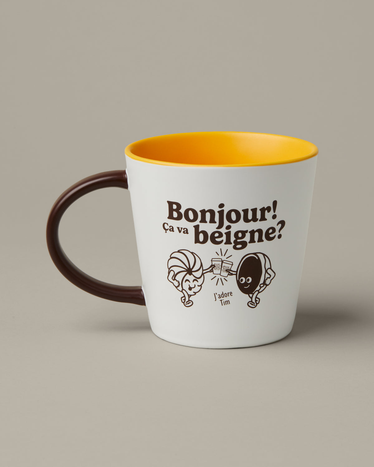 16oz retro ceramic mug with “Bonjour Ça va beigne” phrase and Tim Hortons branding | Tasse de porcelaine rétro de 16 oz avec phrase « Bonjour! Ça va beigne? » et marque Tim Hortons. - Image #2