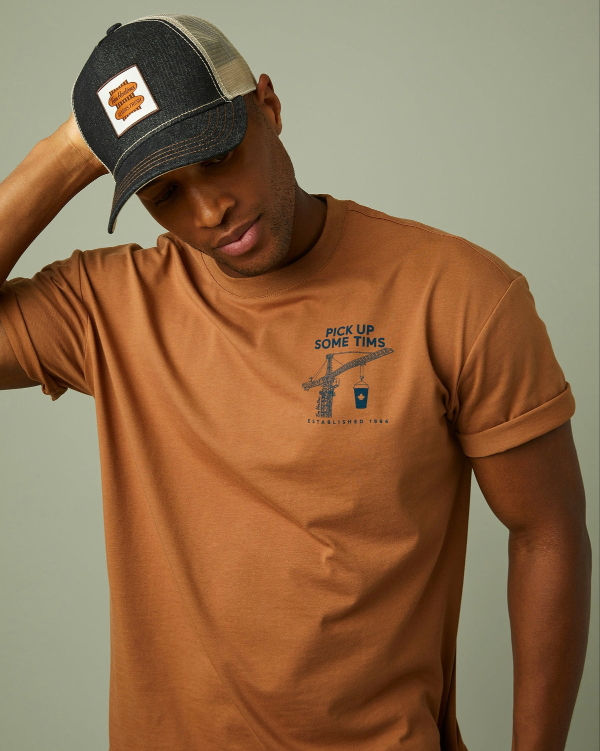 This two-tone trucker hat is your off-duty essential with breathable mesh back and vintage-style patch. | Cette casquette de camionneur bicolore est votre compagnon idéal avec ses mailles qui laissent passer l’air et son logo rétro. - Image #3