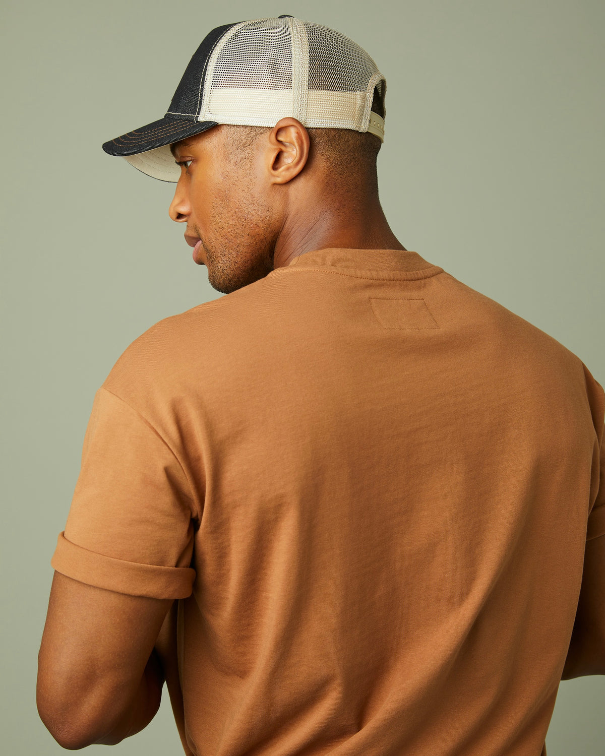 This two-tone trucker hat is your off-duty essential with breathable mesh back and vintage-style patch. | Cette casquette de camionneur bicolore est votre compagnon idéal avec ses mailles qui laissent passer l’air et son logo rétro. - Image #2