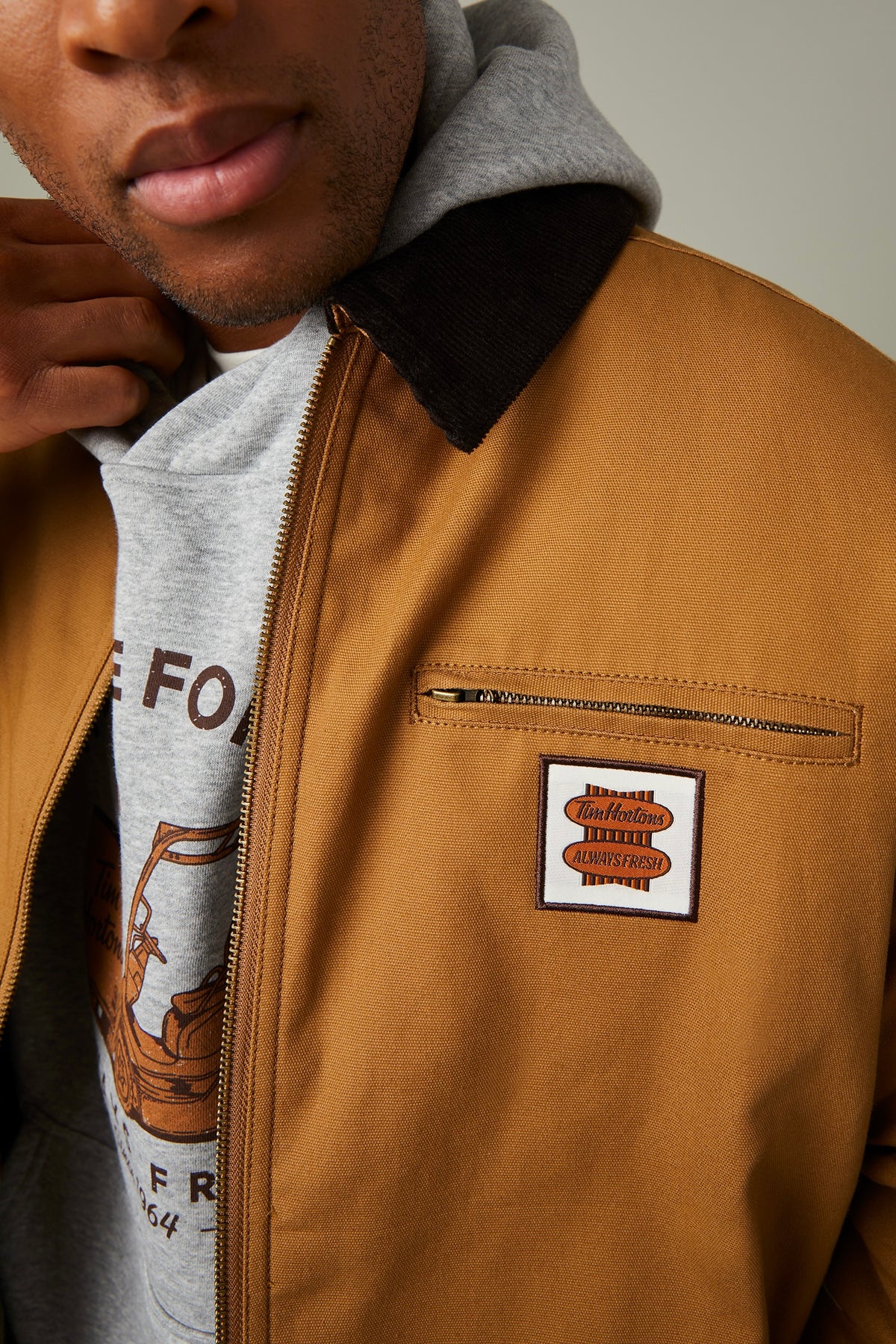 Utility-style jacket in maple brown with front zip and retro Tim Hortons patch | Manteau utilitaire couleur érable avec poche à glissière à l’avant et logo Tim Hortons rétro - Image #4