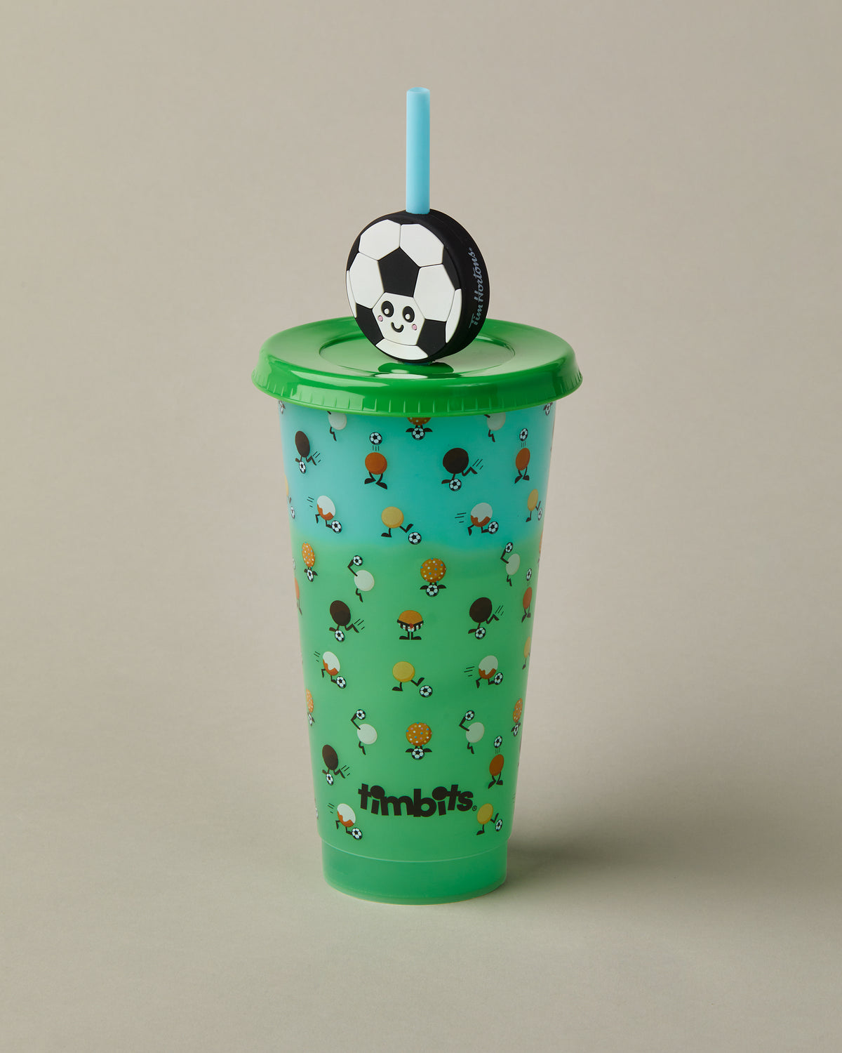 24oz colour-changing soccer tumbler with straw and soccer ball buddy, for cold drinks | Gobelet soccer de 24 oz avec changement de couleur, paille et décoration de paille soccer pour boissons froides - Image #1
