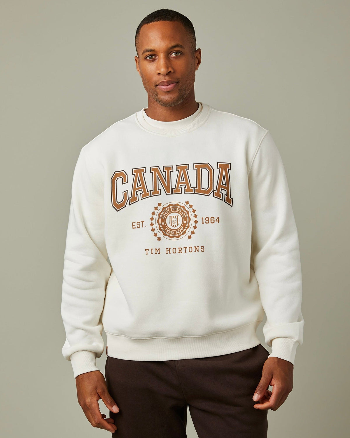 Cream crewneck sweatshirt with vintage-style retro “Canada” graphic | Chandail ras-de-cou couleur crème avec un logo « Canada » rétro - Image #1