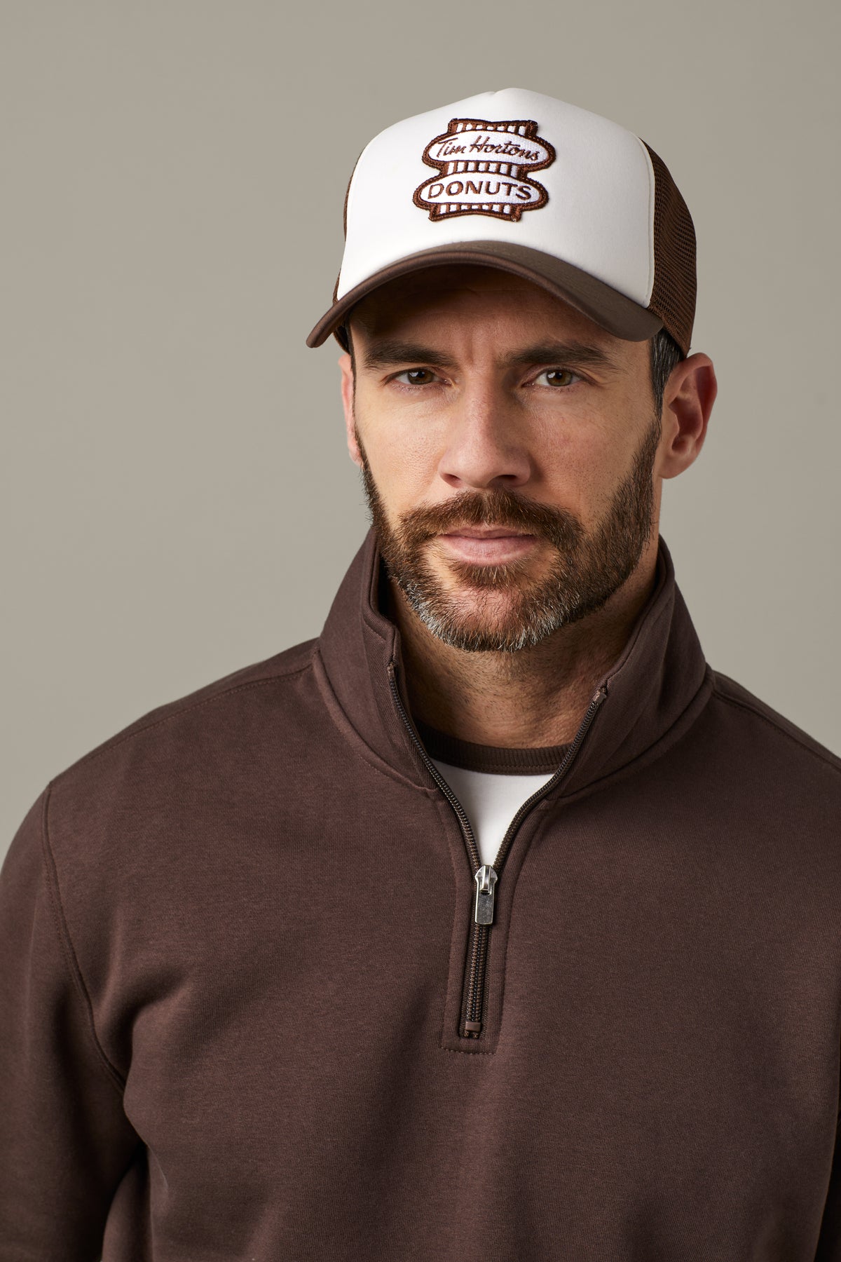 Tim Hortons Retro Donut Logo Trucker Hat in Espresso and White | Casquette de camionneur avec logo beigne rétro espresso/blanche de Tim Hortons - Image #1