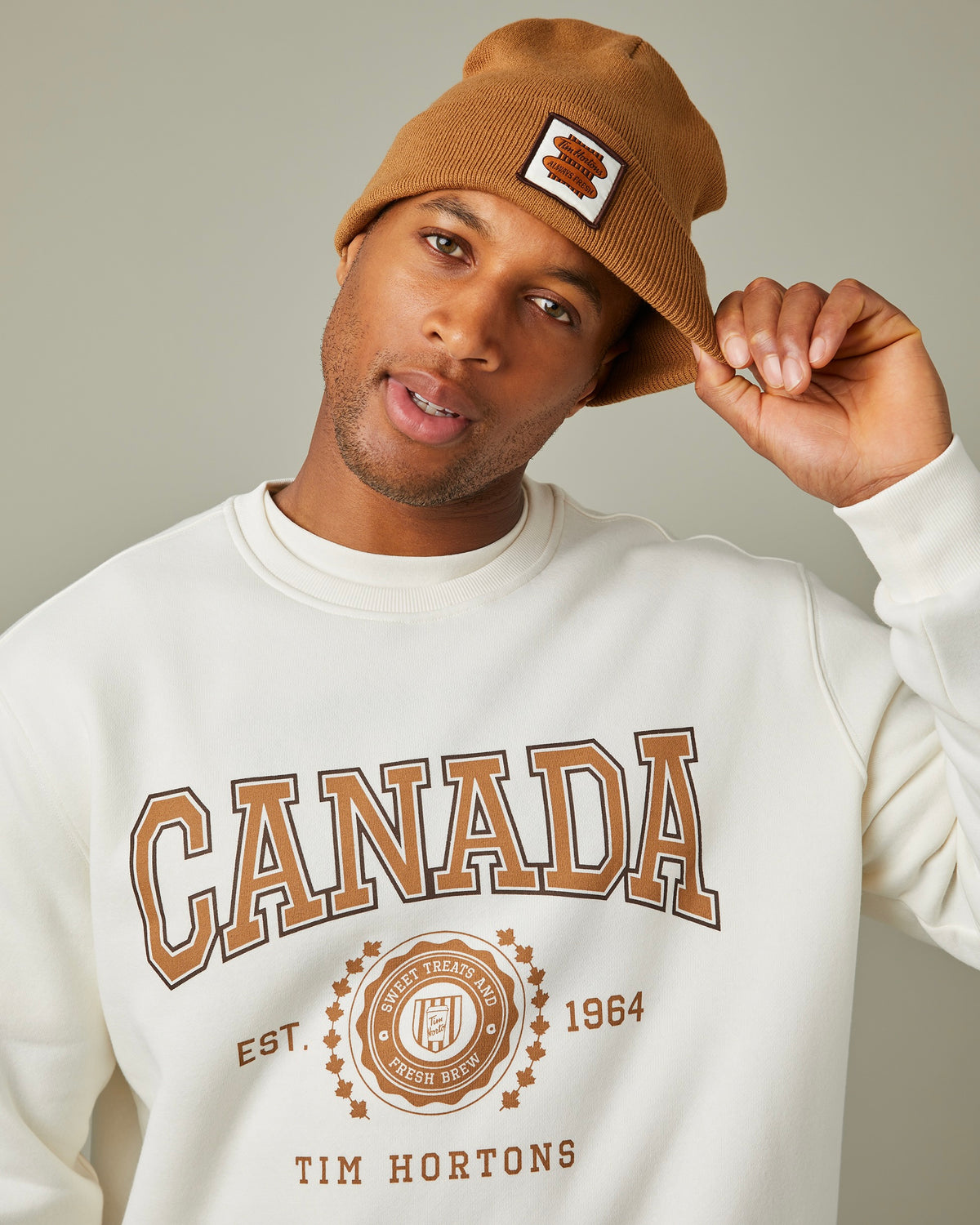 Maple brown knit toque with retro Tim Hortons patch | Tuque en tricot couleur érable avec logo Tim Hortons rétro